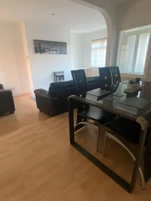 Modern Two Bed House Close To City Centre ベルファスト